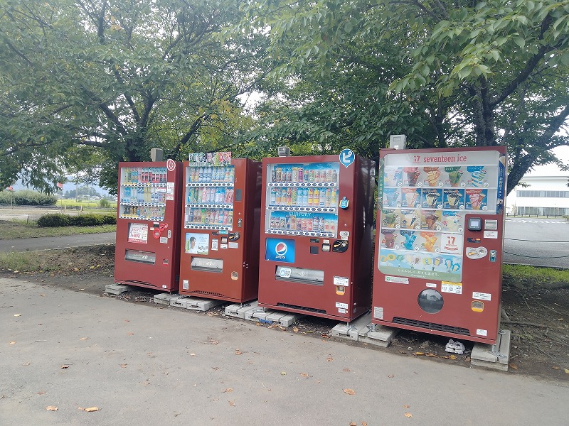 駐車場近くの自動販売機