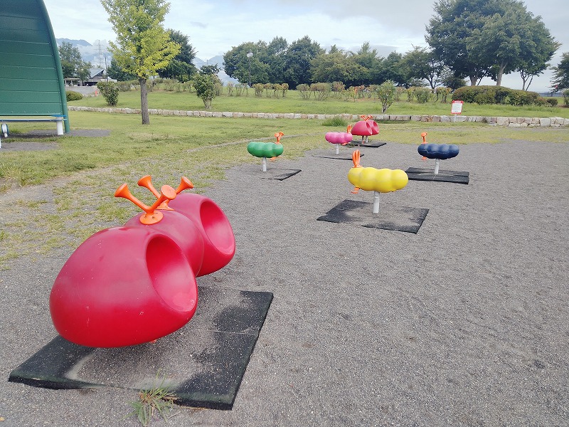 ゆらゆら揺れる青虫みないな遊具