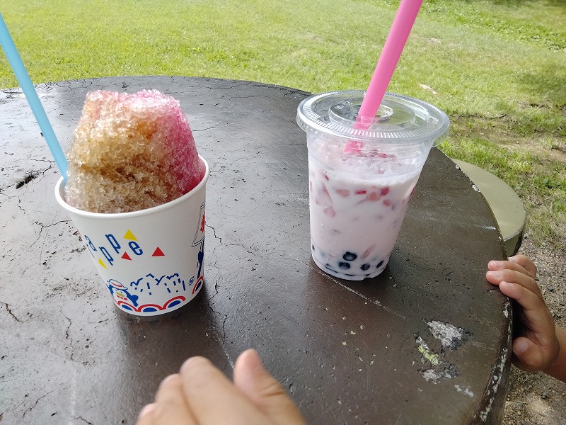 かき氷とイチゴミルク