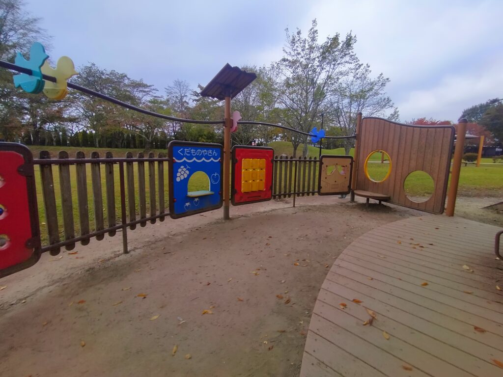 湯川ふるさと公園　子供向け遊具
