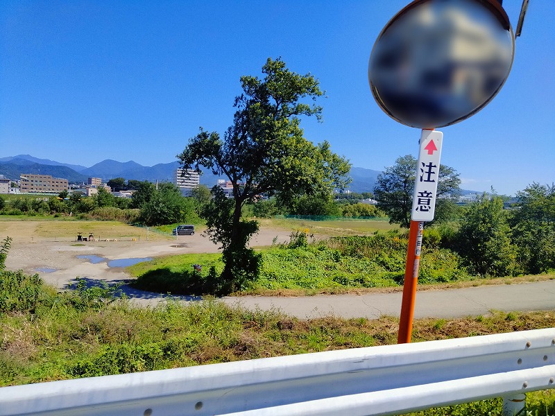 堤防沿いから諏訪形公園に入る