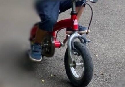 へんしんバイクに乗る子ども